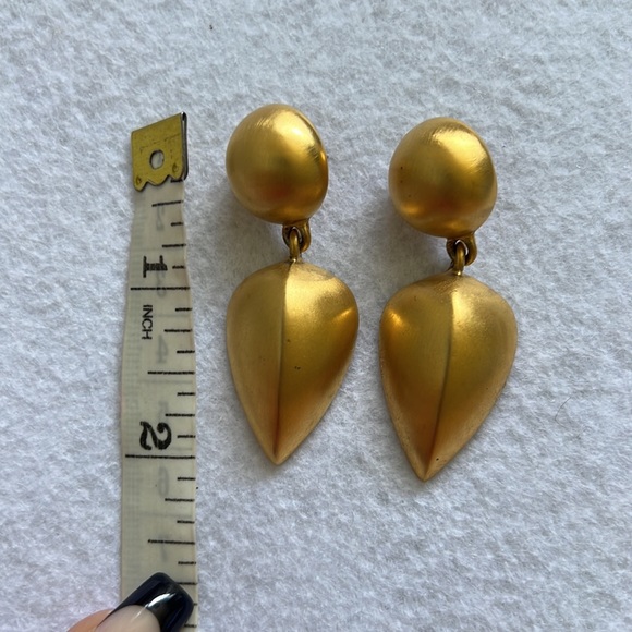 Vintage Givenchy drop gold earrings. - Picture 3 of 3